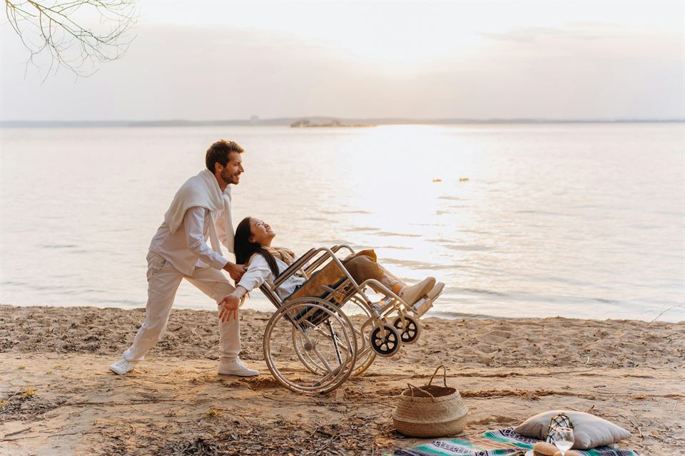 turista-silla-de-ruedas-playa-turismo-accesible-en-el-alquiler-vacacional