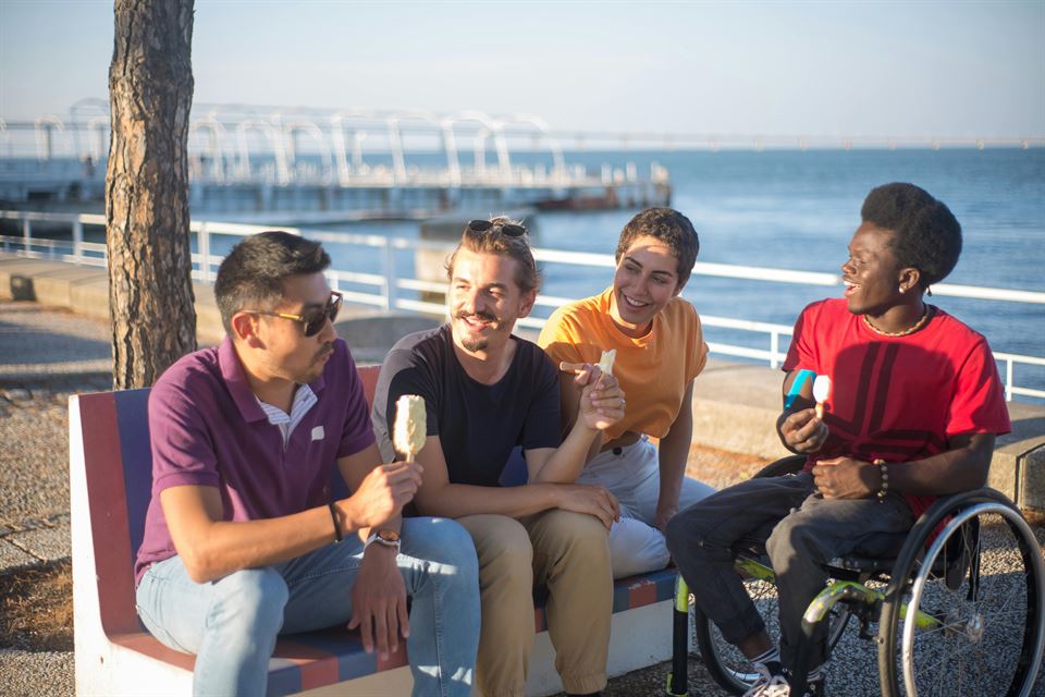 grupo-amigos-comiendo-helado-persona-silla-ruedas