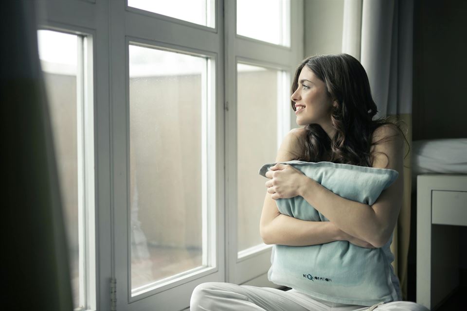 mujer-mira-por-ventana