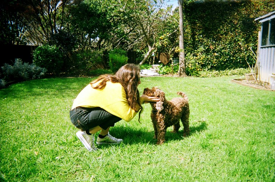 mujer-juega-perro-jardin