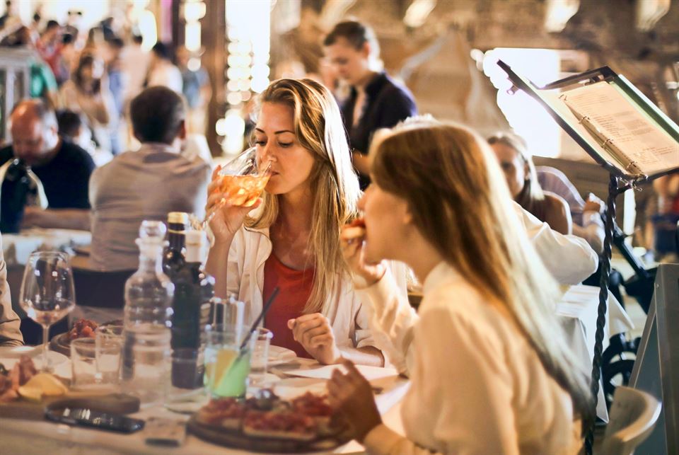 mujeres-comen-restaurante