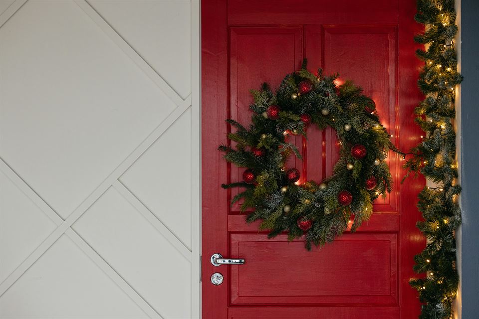 corona-navidad-puerta-preparar-tu-alquiler-vacacional-para-navidad