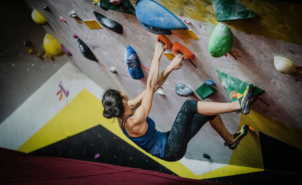 mujer-haciendo-escalada-en-roca-cubierta