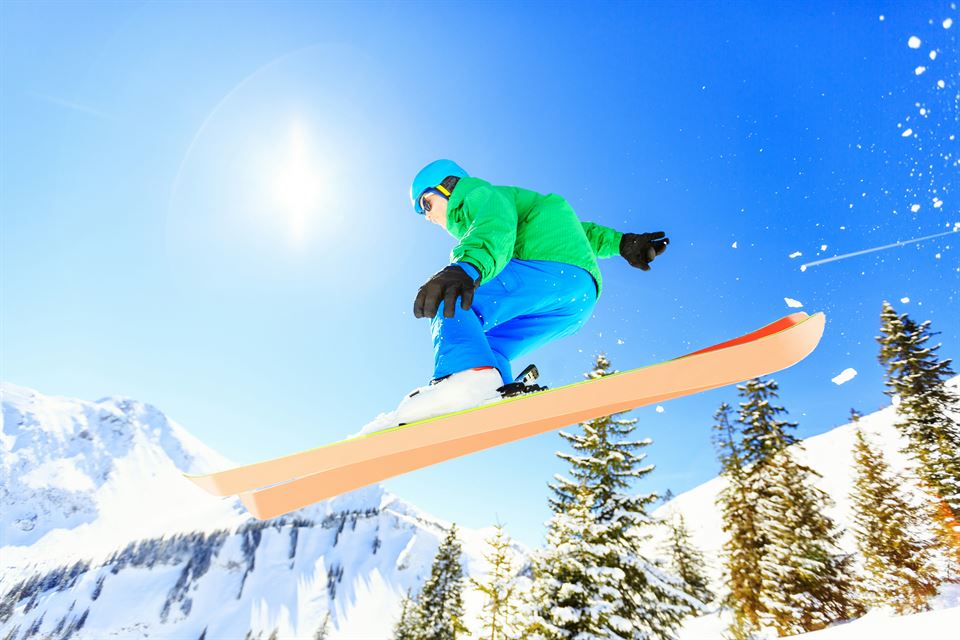 joven-hace-snowboard