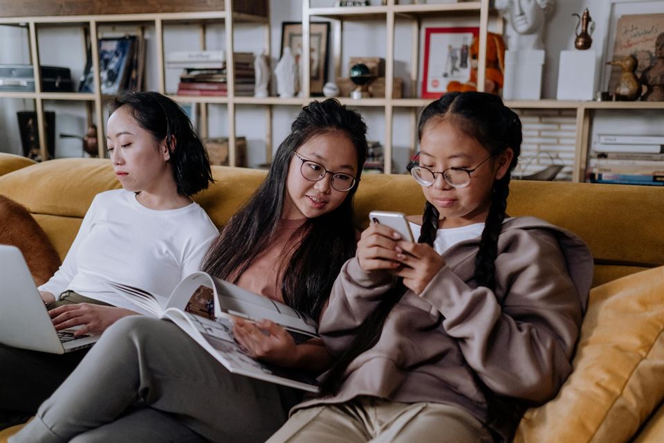 tres-mujeres-sentadas-sofa